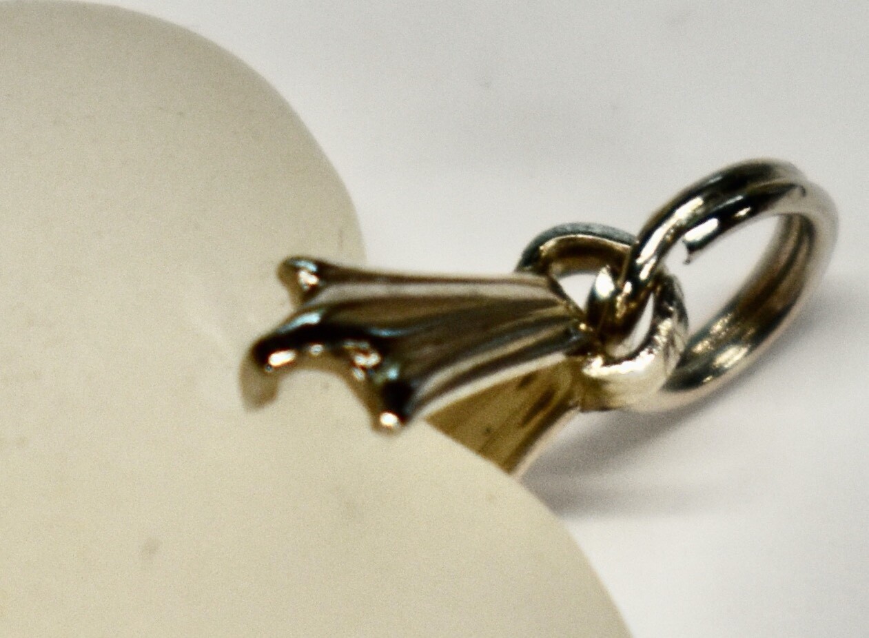 VINTAGE FROSTED WHITE GLASS HEART PENDANT 27mm SILVERTONE BALE