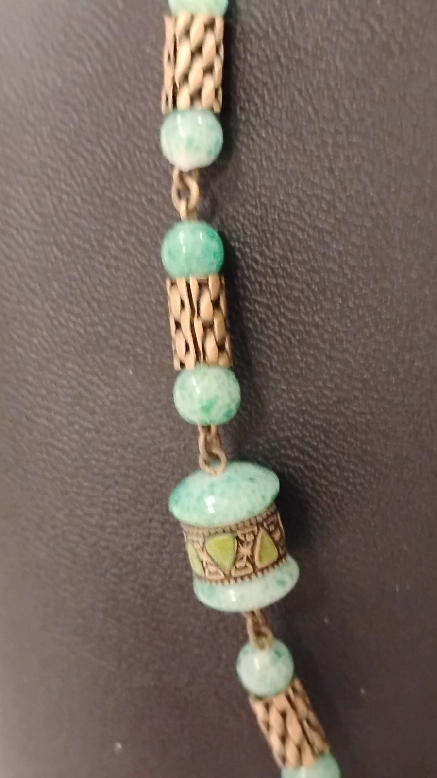 NEIGER BROS. ART DECO CZECH GREEN PEKING GLASS BEAD NECKLACE 16″