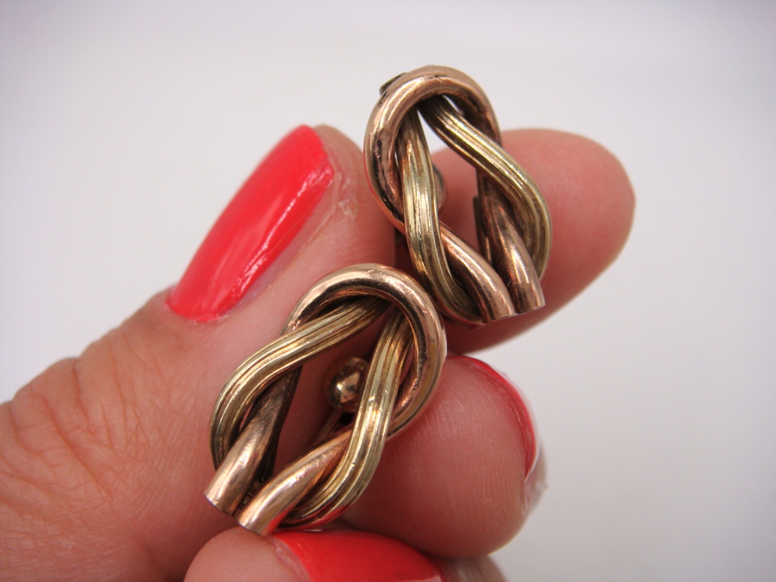 VINTAGE SIGNED CATAMORE 1/20 12K GOLD FILLED DUAL TONE KNOT SCREW BACK EARRING