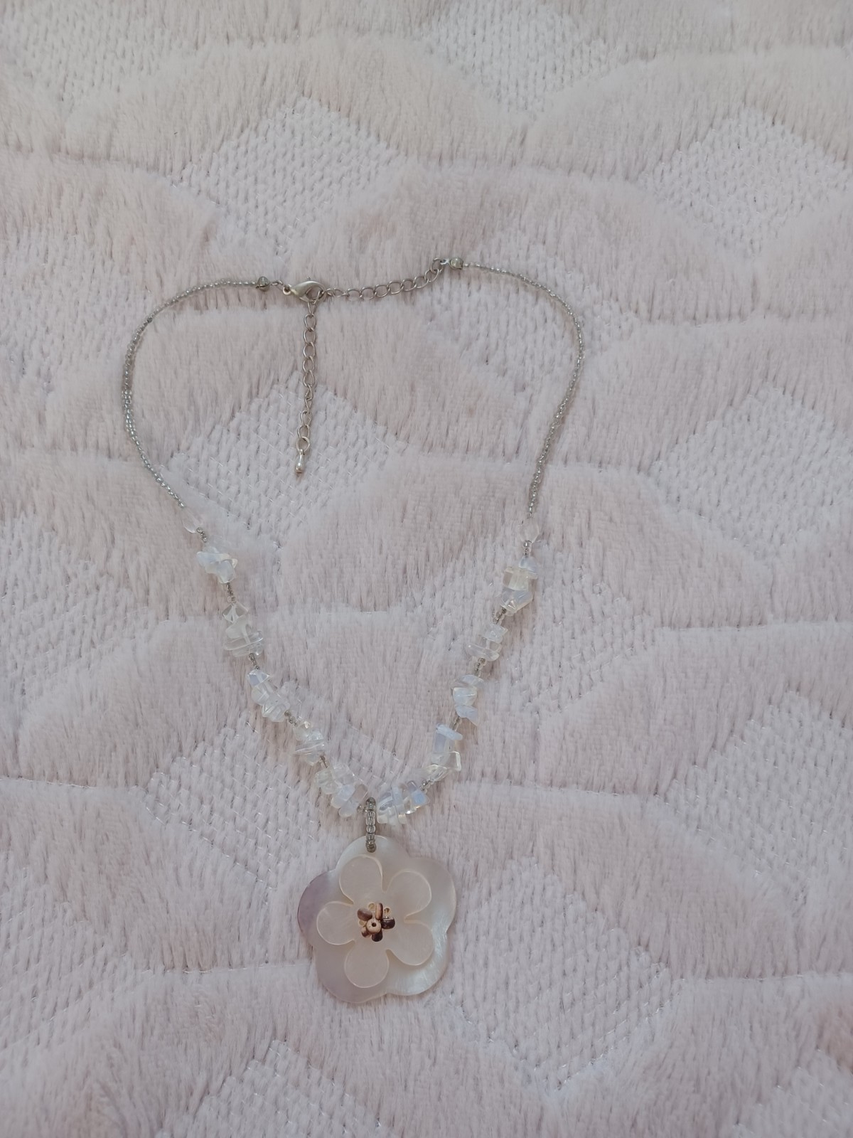 Vintage 90’s Y2K Early 2000’s MOP Shell Flower & Opalite Glass Bead Necklace