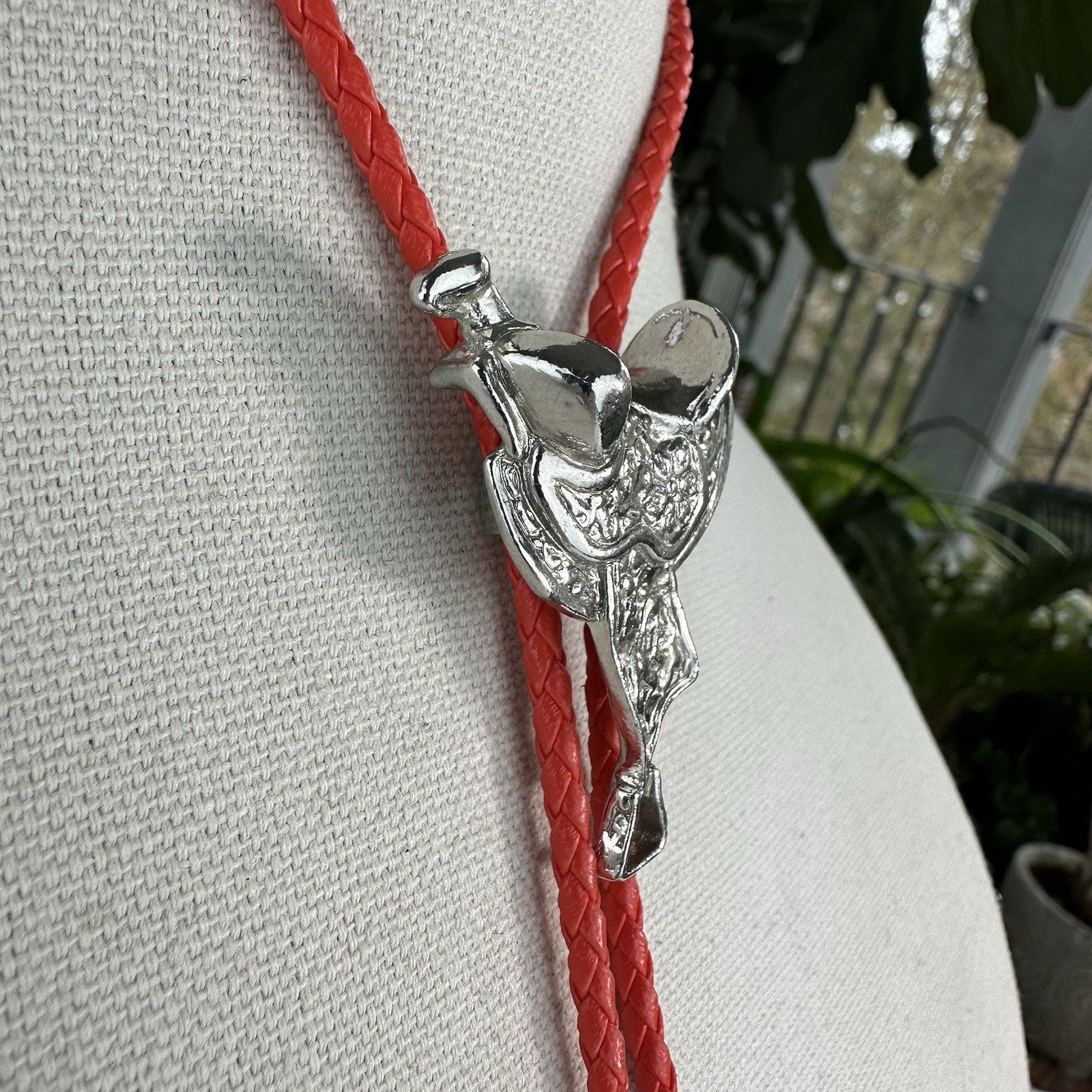 Stunning Vintage 90s Chrome Silver Tone Horse Saddle Western Bolo Tie