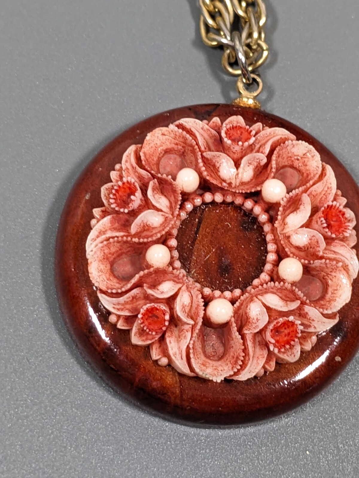 Vintage Carved Lucite Floral Wreath Round Brown Pendant Necklace 22 inches