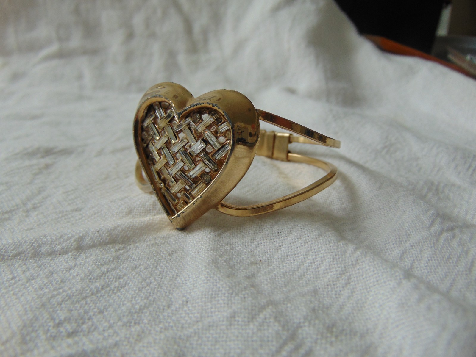 vintage gold tone clear crystal baguettes basketweave design heart clamper
