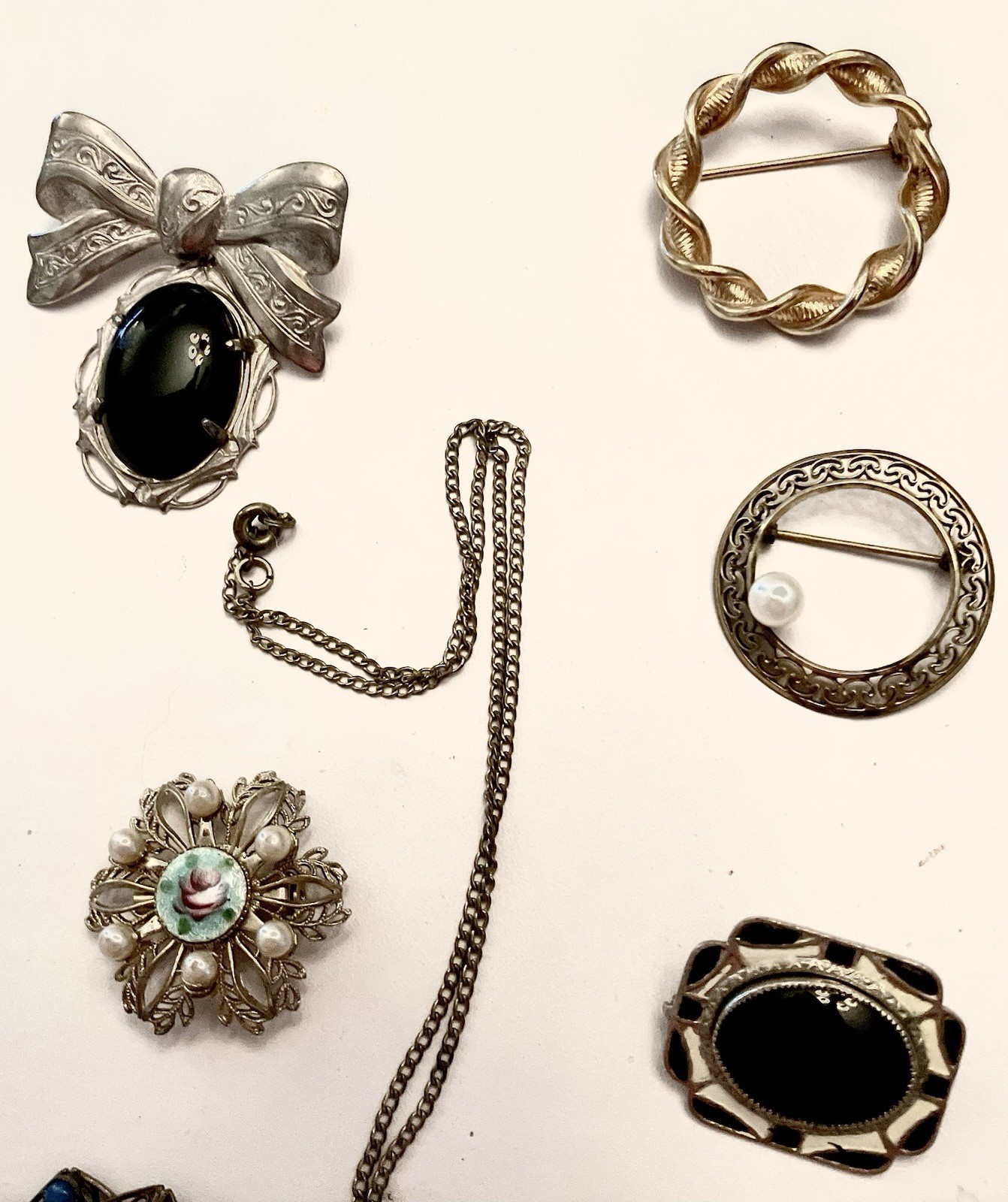 Small Collection of Lovely Unbranded Vintage Pins/Brooches/One Pendant/