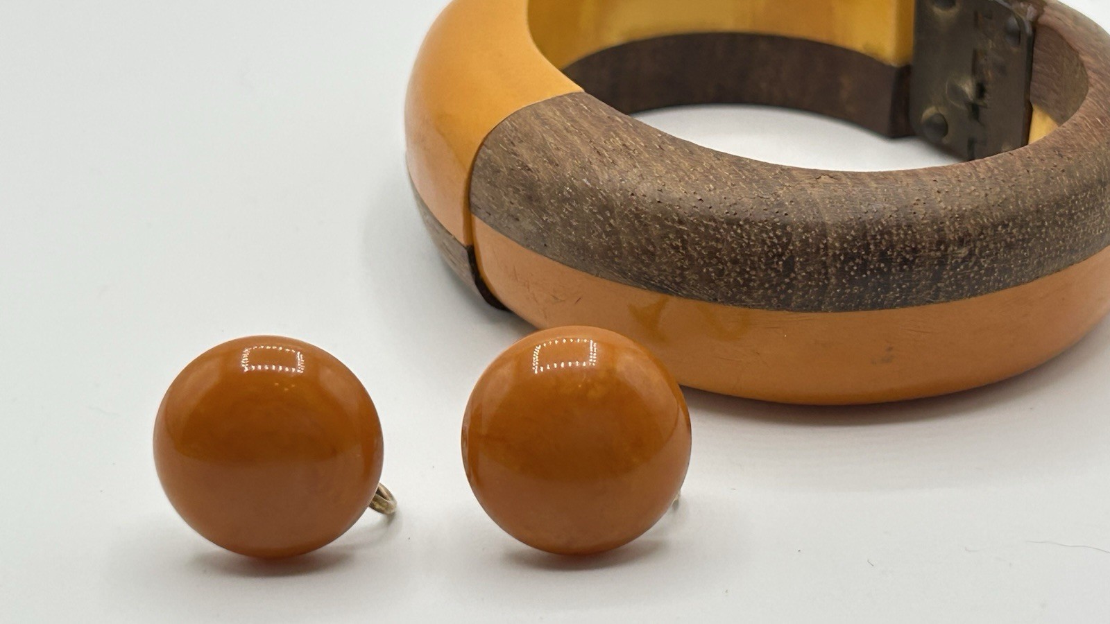 VTG Hinged 1930’s- 1950’s Wooden Clamper Bracelet & Bakelite Screw Back Earrings