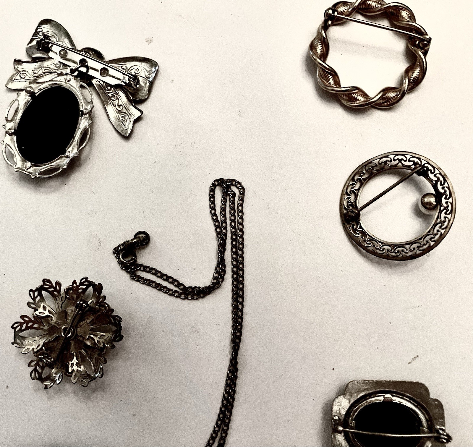 Small Collection of Lovely Unbranded Vintage Pins/Brooches/One Pendant/