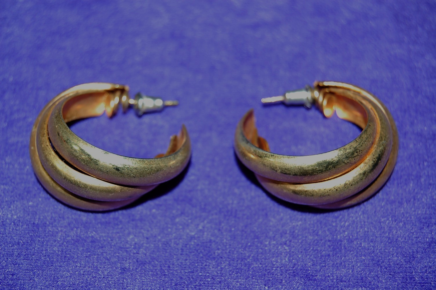 Pair of Vintage Gold Tone Stud Earrings about 1-1/4″ in Diameter