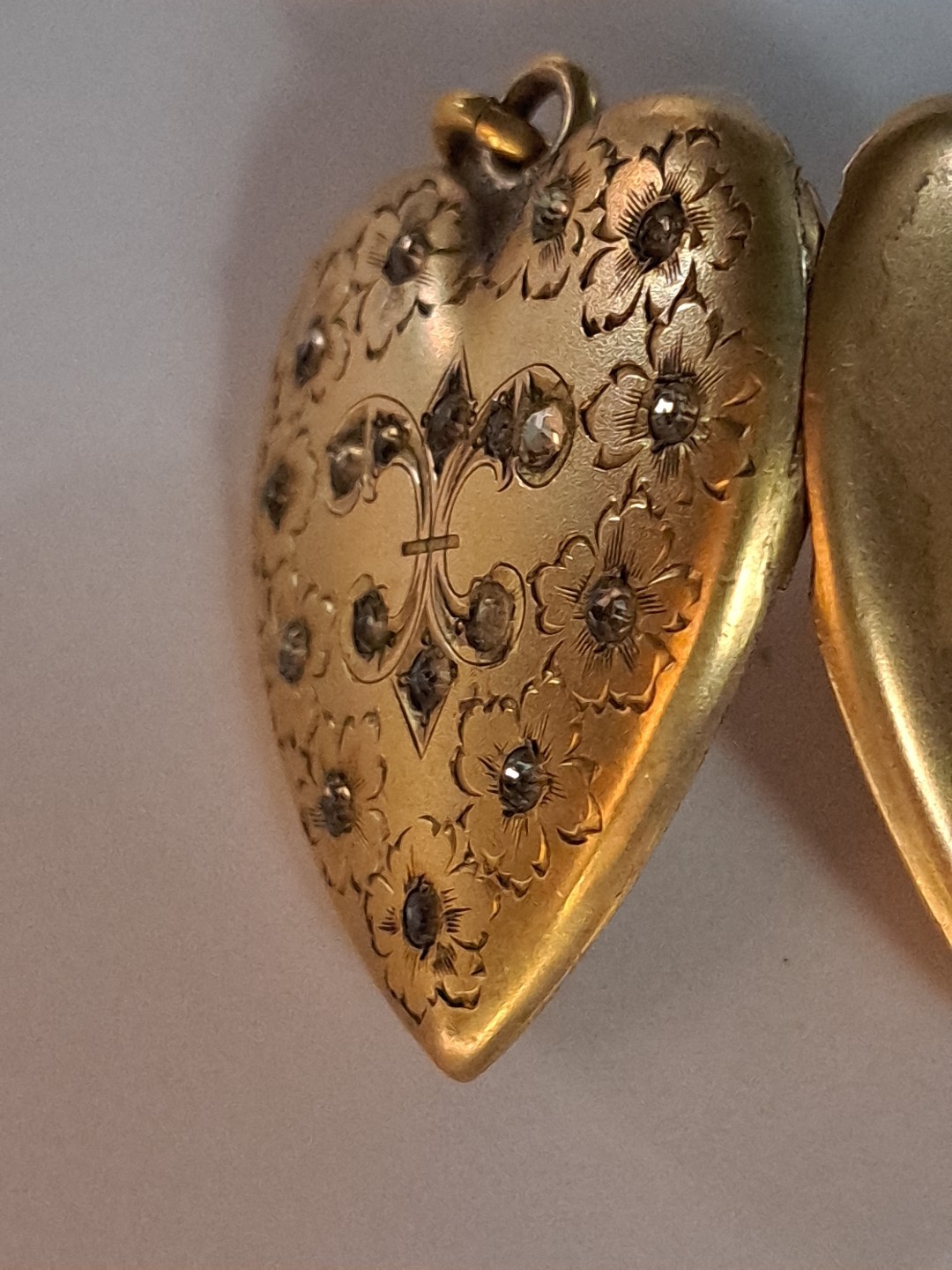 Antique Victorian S&B Co. Etched Gold Filled Starburst Fleur De Lis Heart Locket