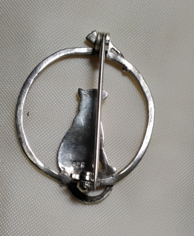 VINTAGE SMALL Sterling Silver Cat & Mouse In Circle Brooch Pin About 1 1/2 inch
