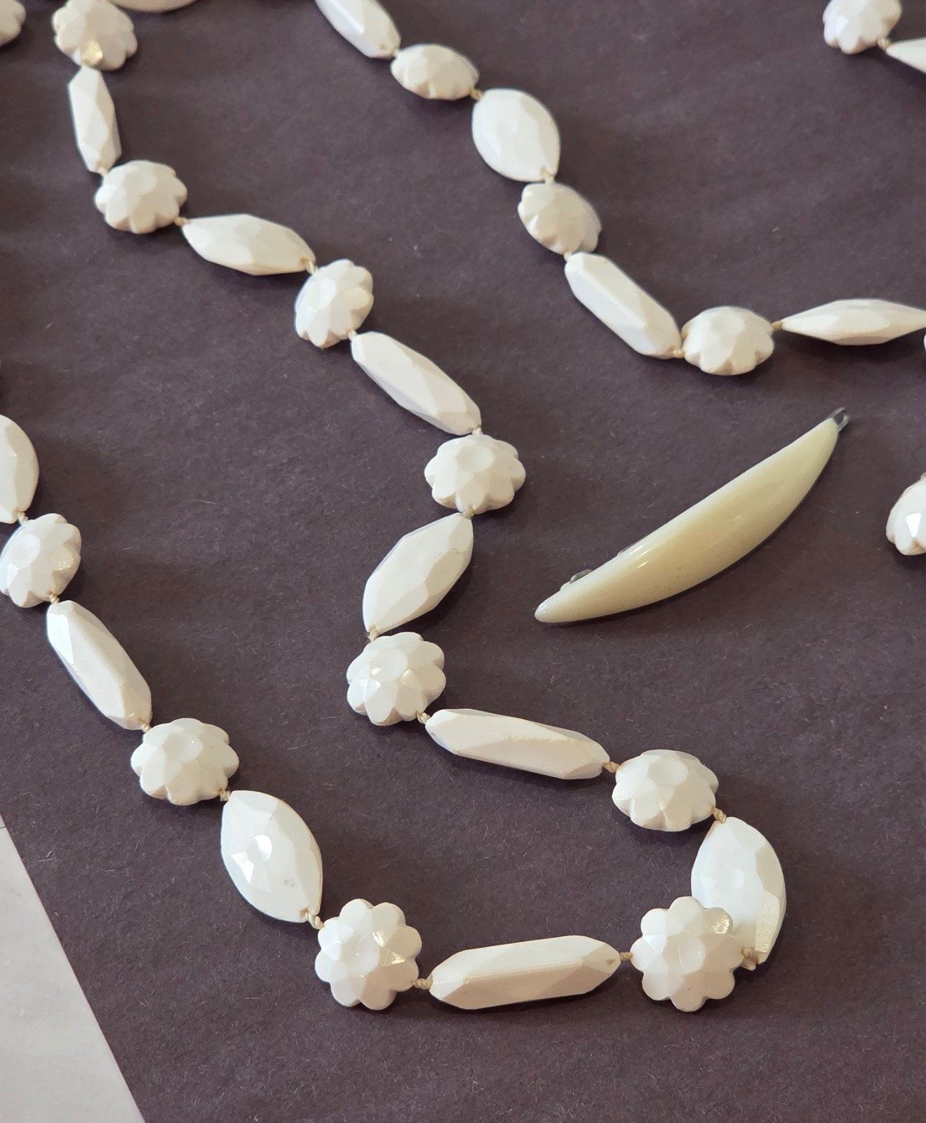 VINTAGE-RETRO Fabulous 2 Piece White Beaded Necklace / Barrette Set mixed brands