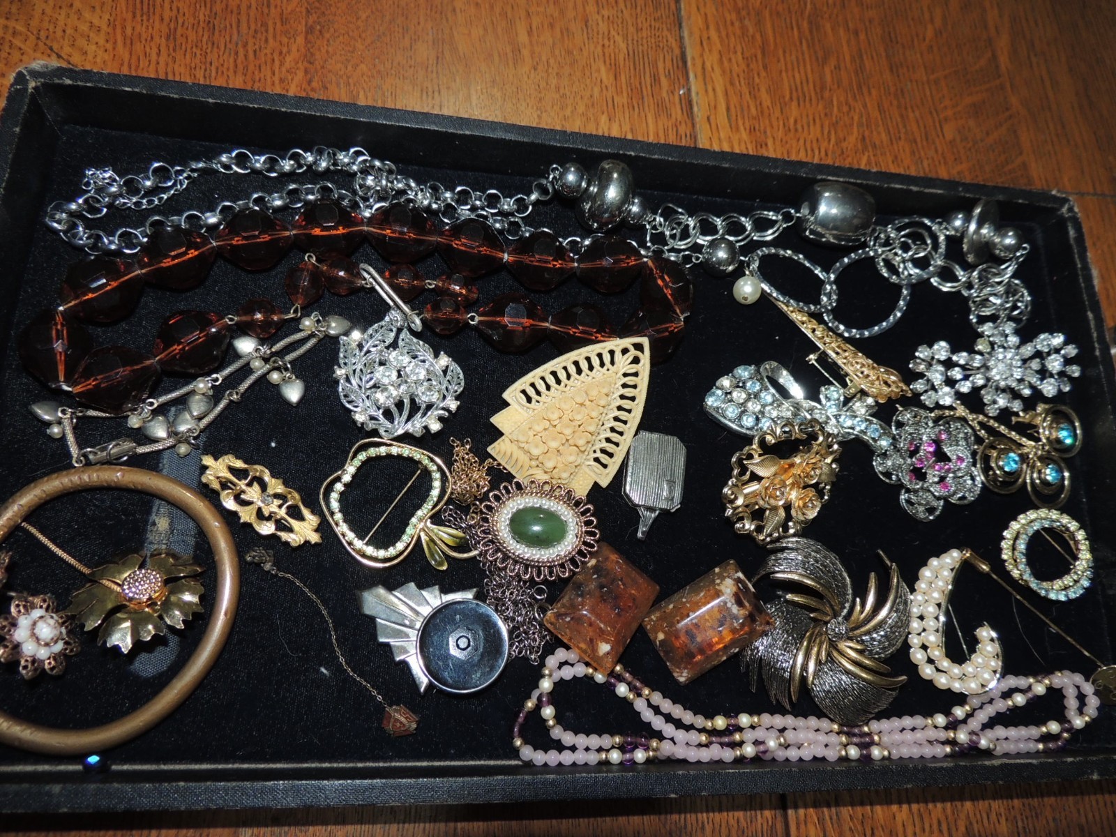 160 + ASSORTED COSTUME JEWELRY 98% VG RINGS, BRACELETS, NECKLACES, PINS & EARRIN