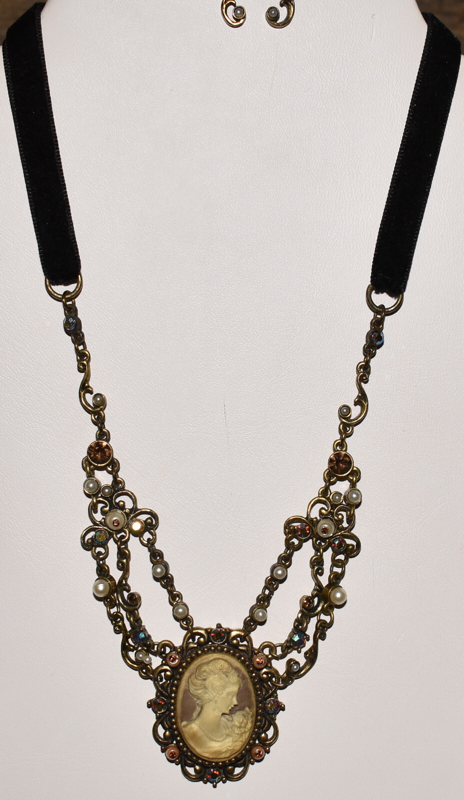 Vintage 1920-50’s Cameo Necklace w Black Velvet Cord & Matching Dangle Earrings