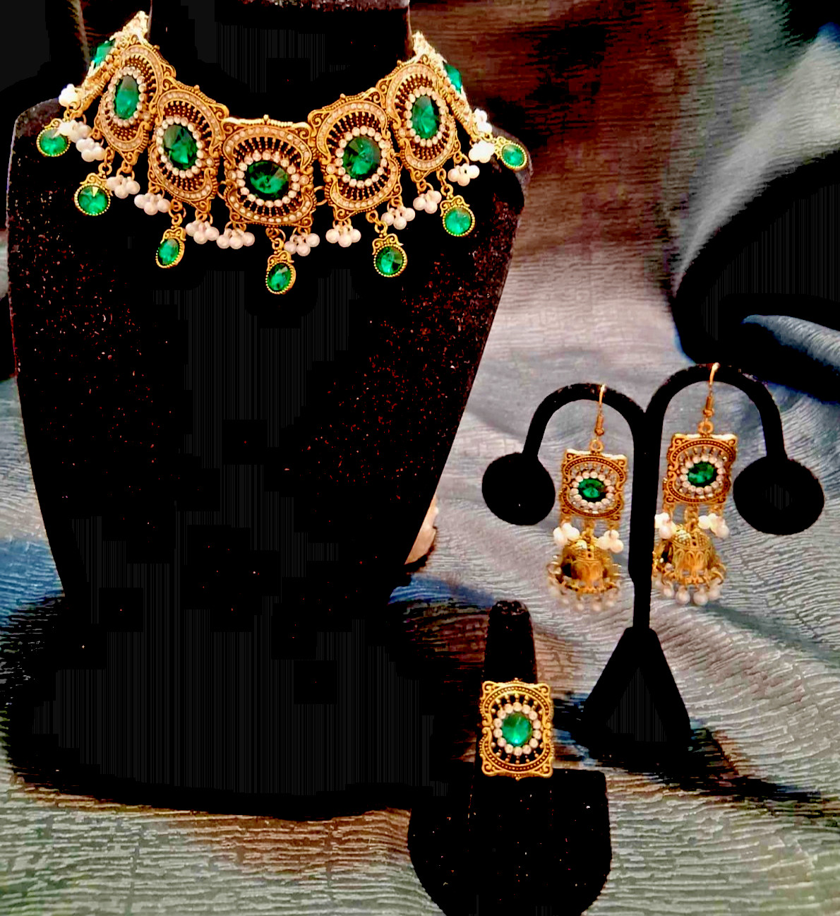 VINTAGE STYLE EMERALD & CLEAR CRYSTAL NECKLACE, EARRINGS & RING.