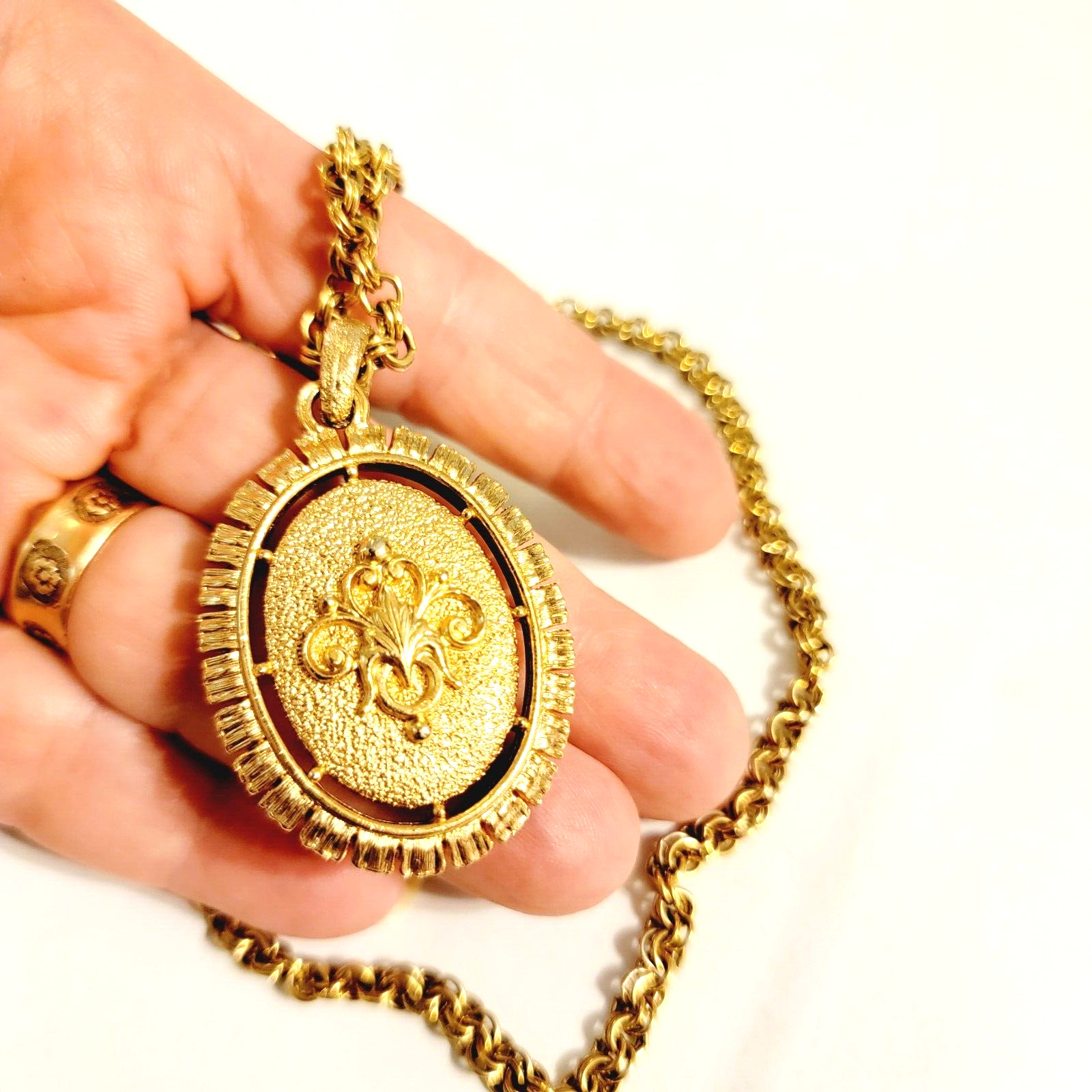 Vintage Orange-Cream Cameo fleur-de-lis Pendant Gold Tone Necklace, 31″