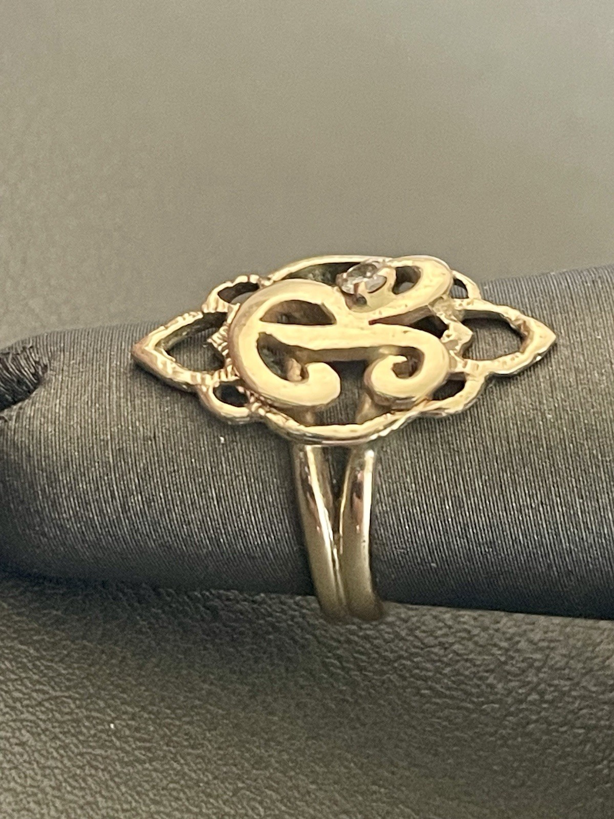 14KT Yellow Gold 0.05CTW Diamond “R” Initial Ring. Size 3.75 (BU157)