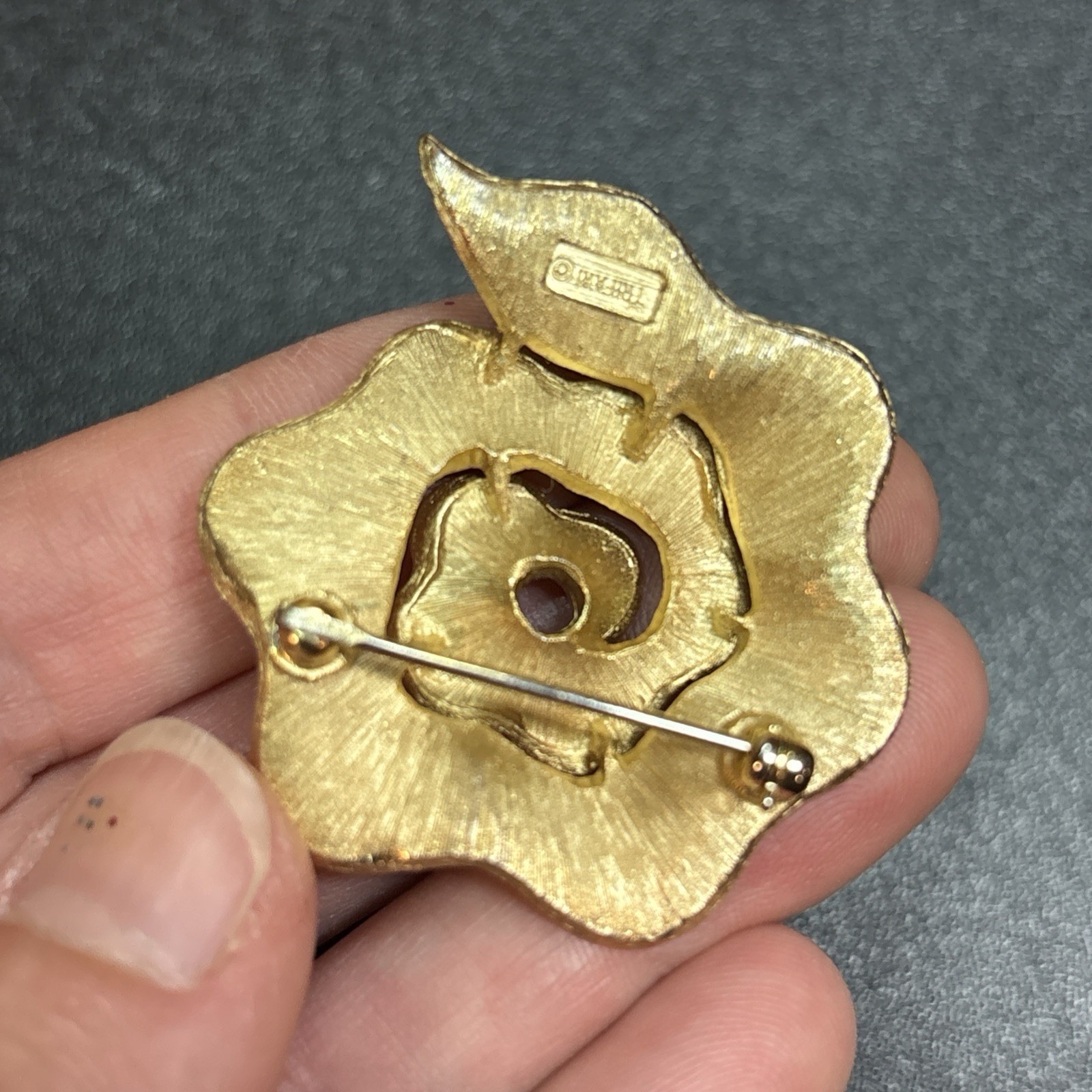 Vintage Crown Trifari Ribbon Rose Brushed Gold Brooch 1.5” Classy Swirl