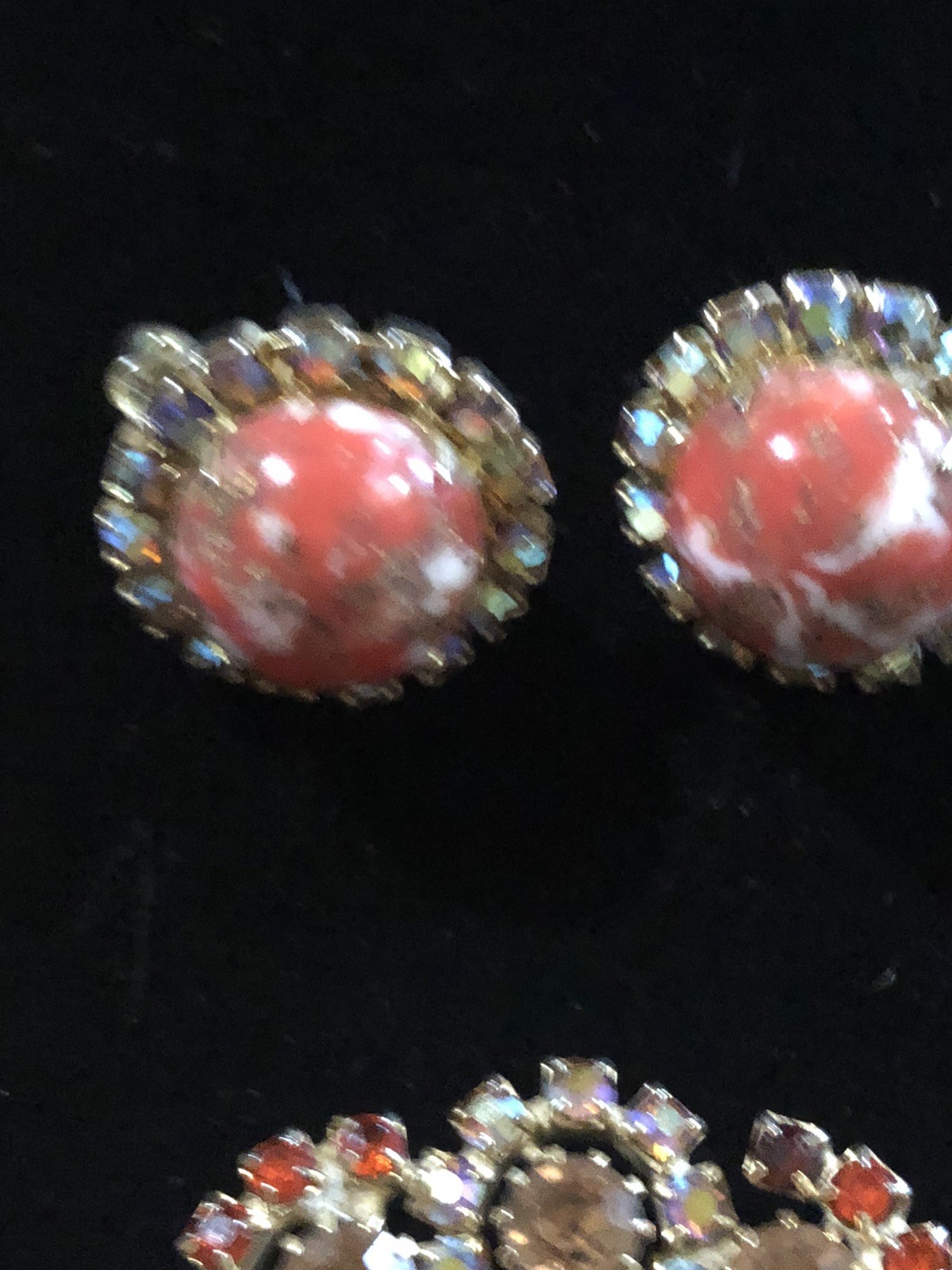 VTG. GOLD TONE RED CABOCHON & AB RHINESTONE BROOCH & CLIP ON EARRINGS SET