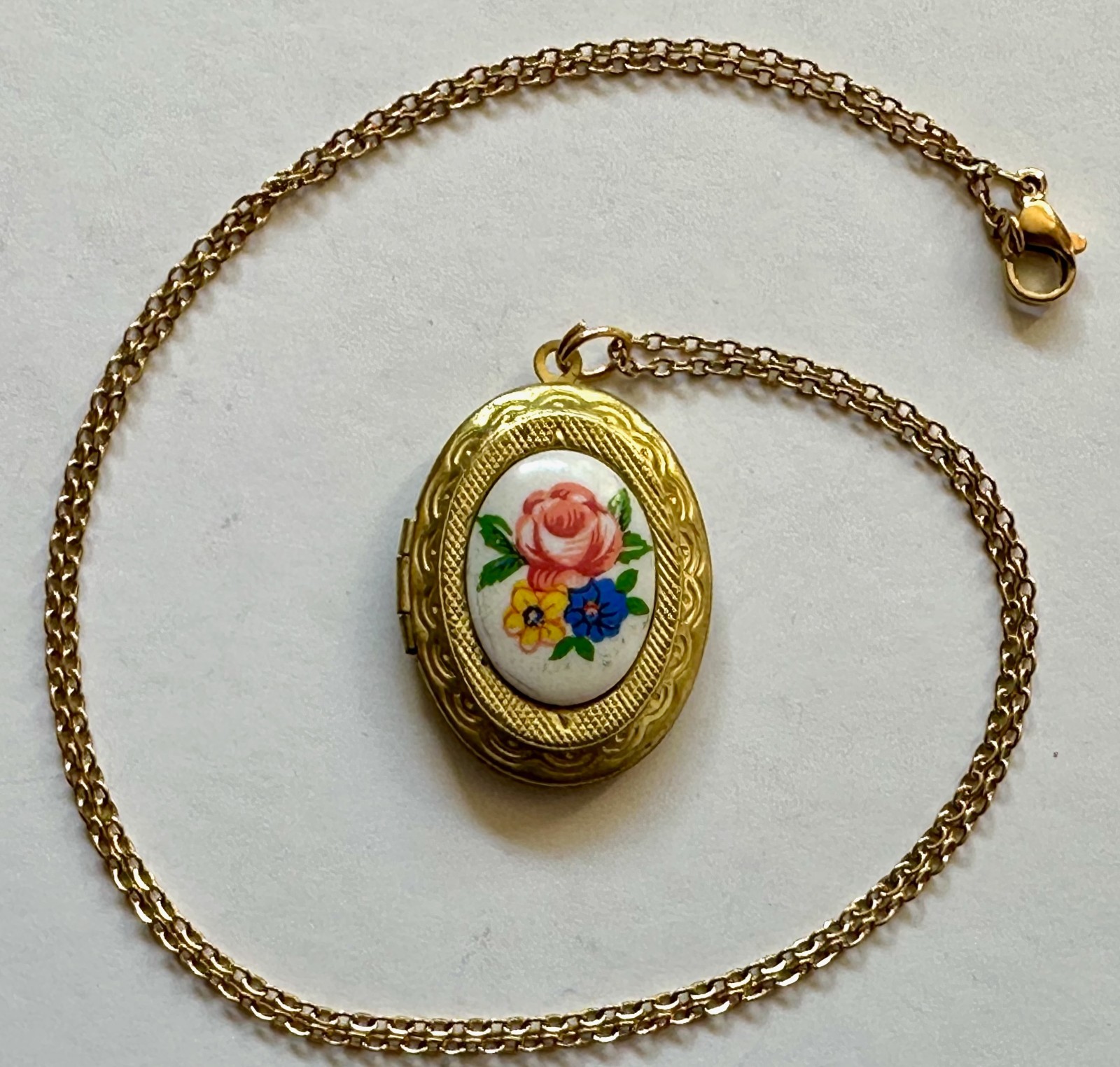 Vintage locket oval brass w rose flower cabachon pendant 1 1/4″ necklace 20″ GP