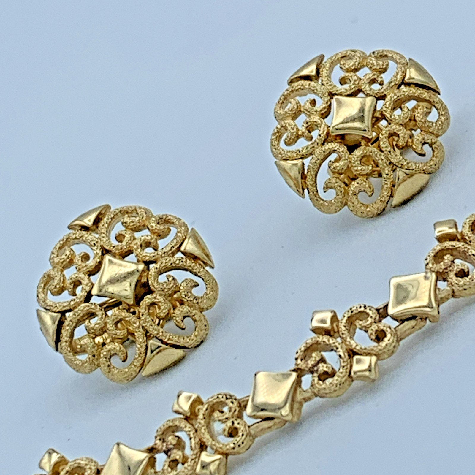 Avon 1971 Pretenders Gold Tone 7 inch Bracelet And Clip On Earrings B6-85