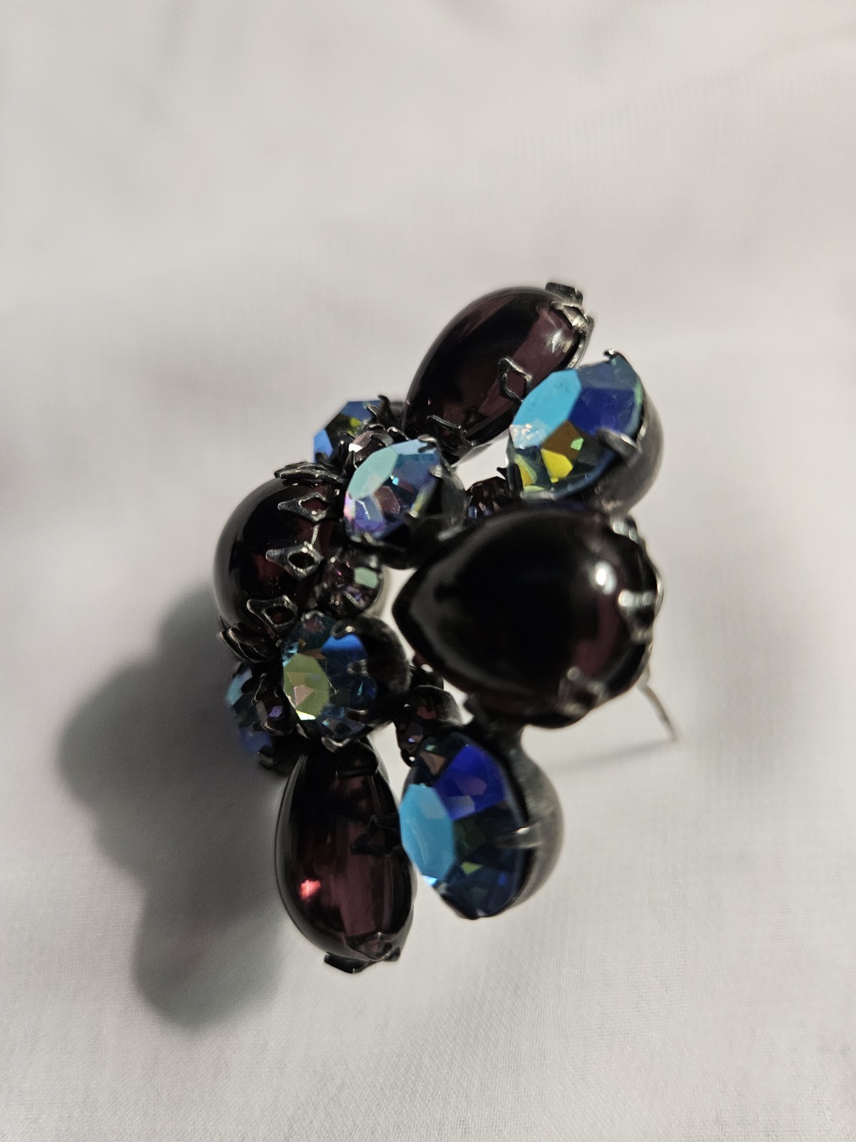 1950s VINTAGE REGENCY MID-CENTURY BLUE/PURPLE GIVRE GLASS DOMED BROOCH