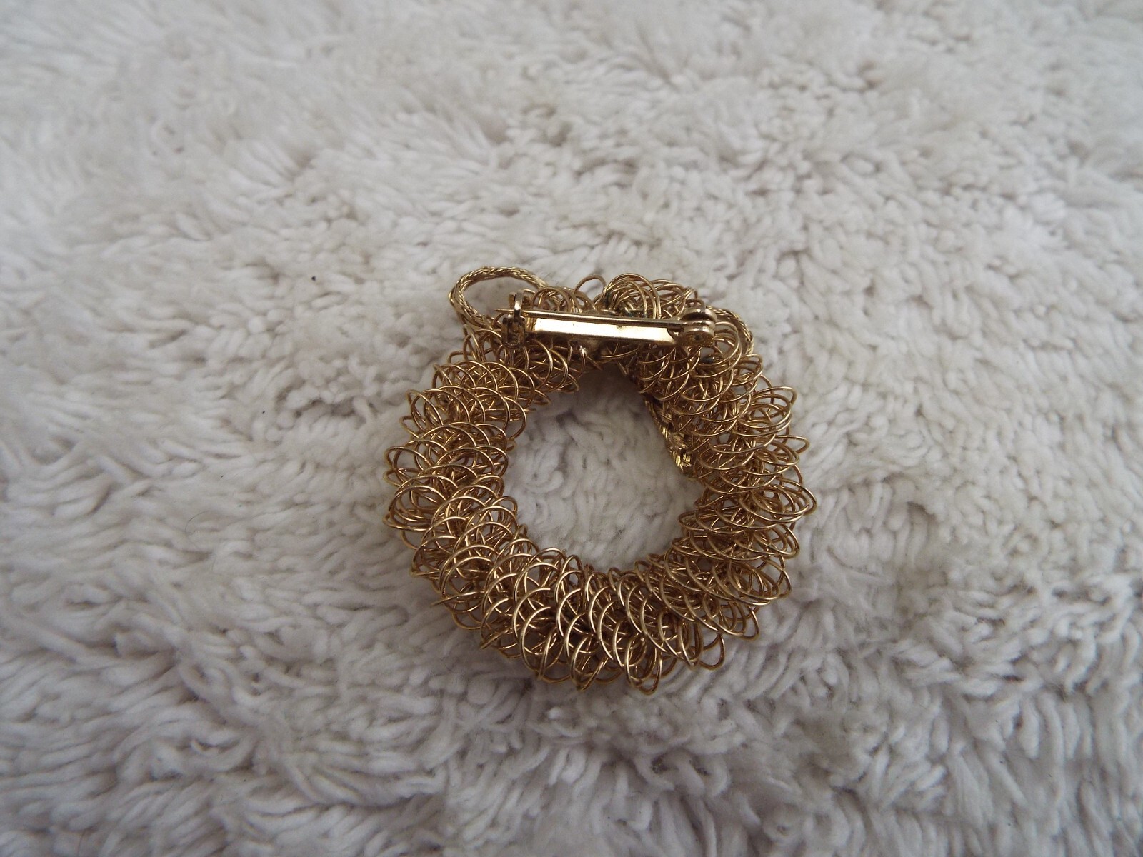 Goldtone Wire Christmas Wreath Pin (A53)