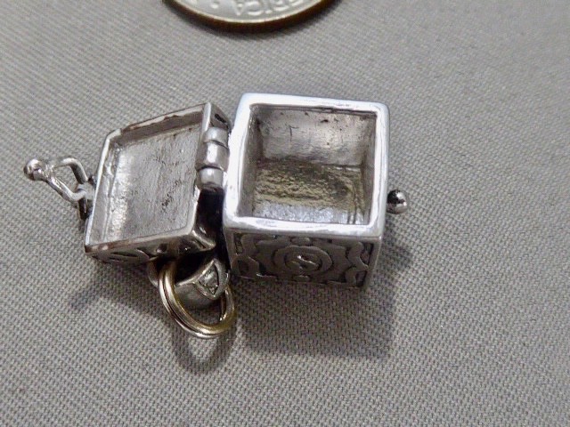 VINTAGE STERLING SILVER HINGED TOP OPENS FOOUR LEAF CLOVER TREASURE CHEST CHARM