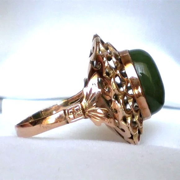 Vintage Solid 18K Rose Pink Gold Green Nephrite Jade Solitaire Cocktail Ring