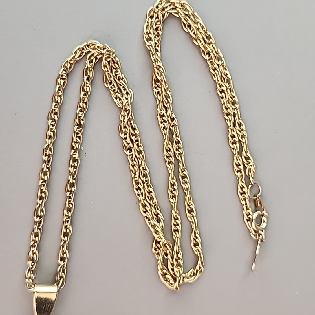 Vintage Intaglio Necklace Clear Lucite Flower Gold Tone Aubrey Creations 24″
