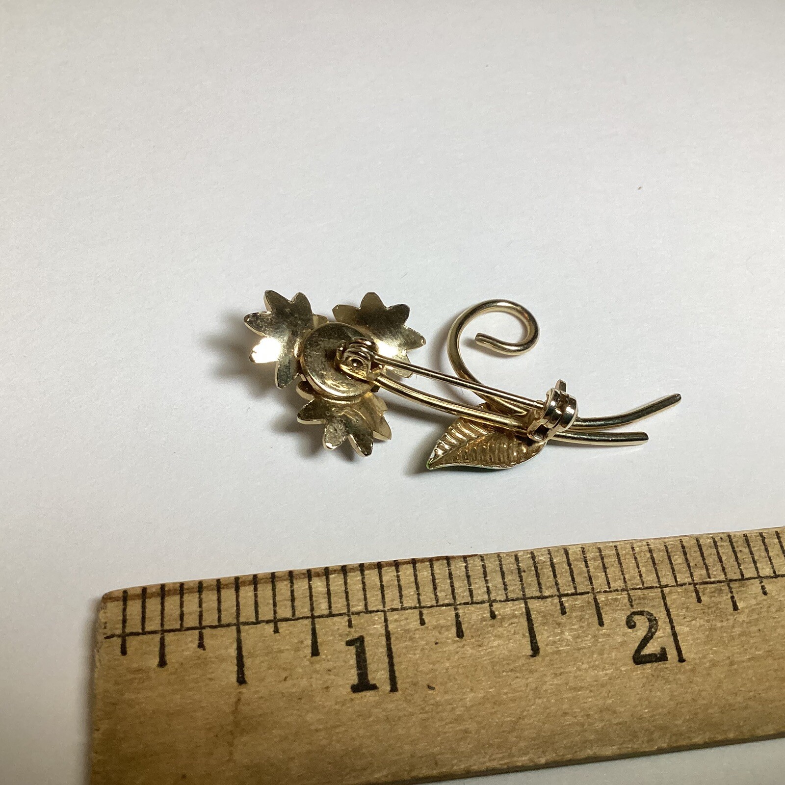 PRETTY VINTAGE RETRO ENAMEL DAISY TRIO BROOCH WITH LEAF GOLDTONE