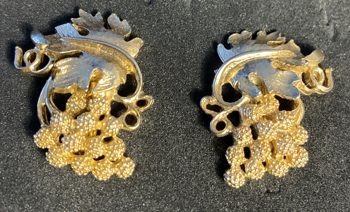 Vintage Earrings Grape Clusters Gold Tone Fine Detailed Clip On 1950’s