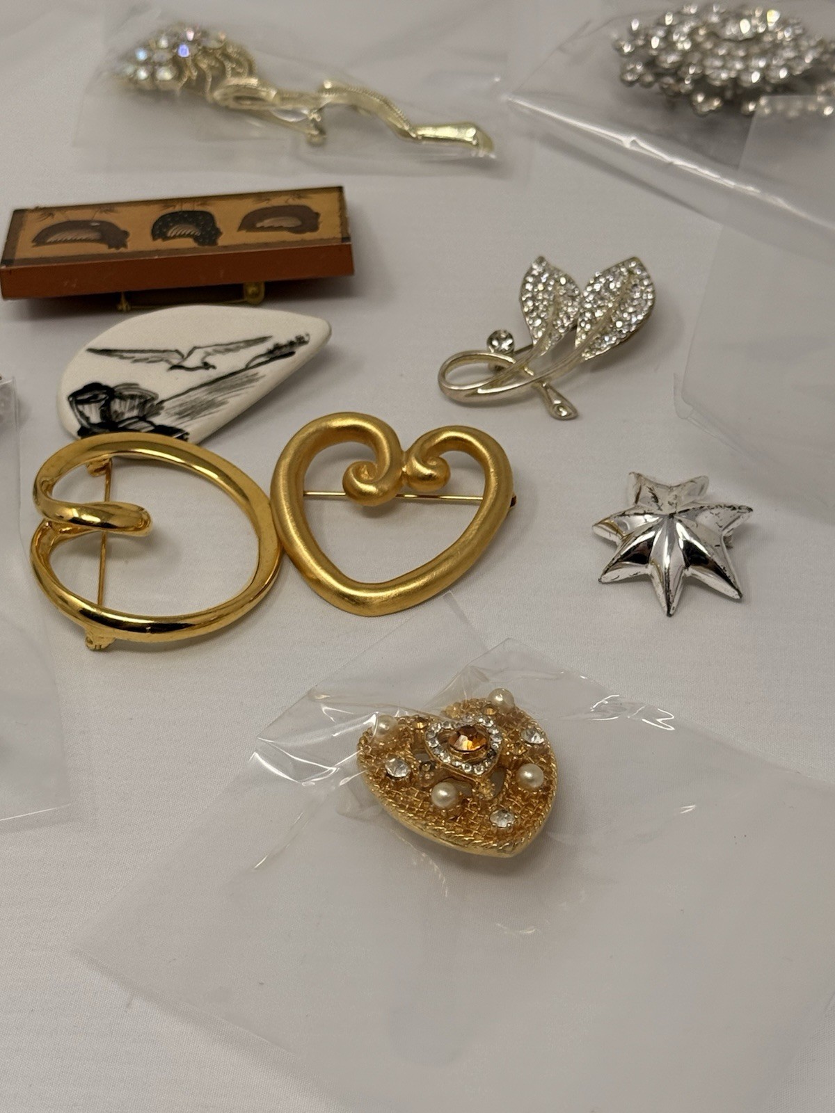 Lot Of 14 Brooches Flower Hearts Wood Rhinestone Brooch Pin Set