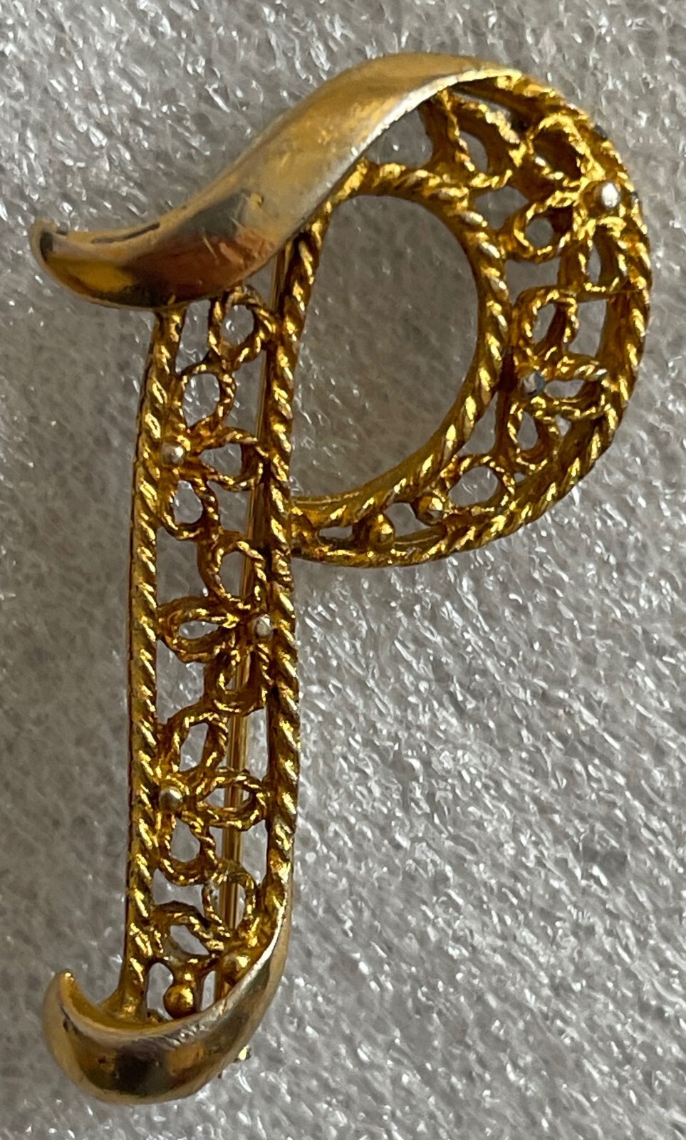 VINTAGE MANSELLE INITIAL LETTER “P” GOLD TONE PIN BROOCH