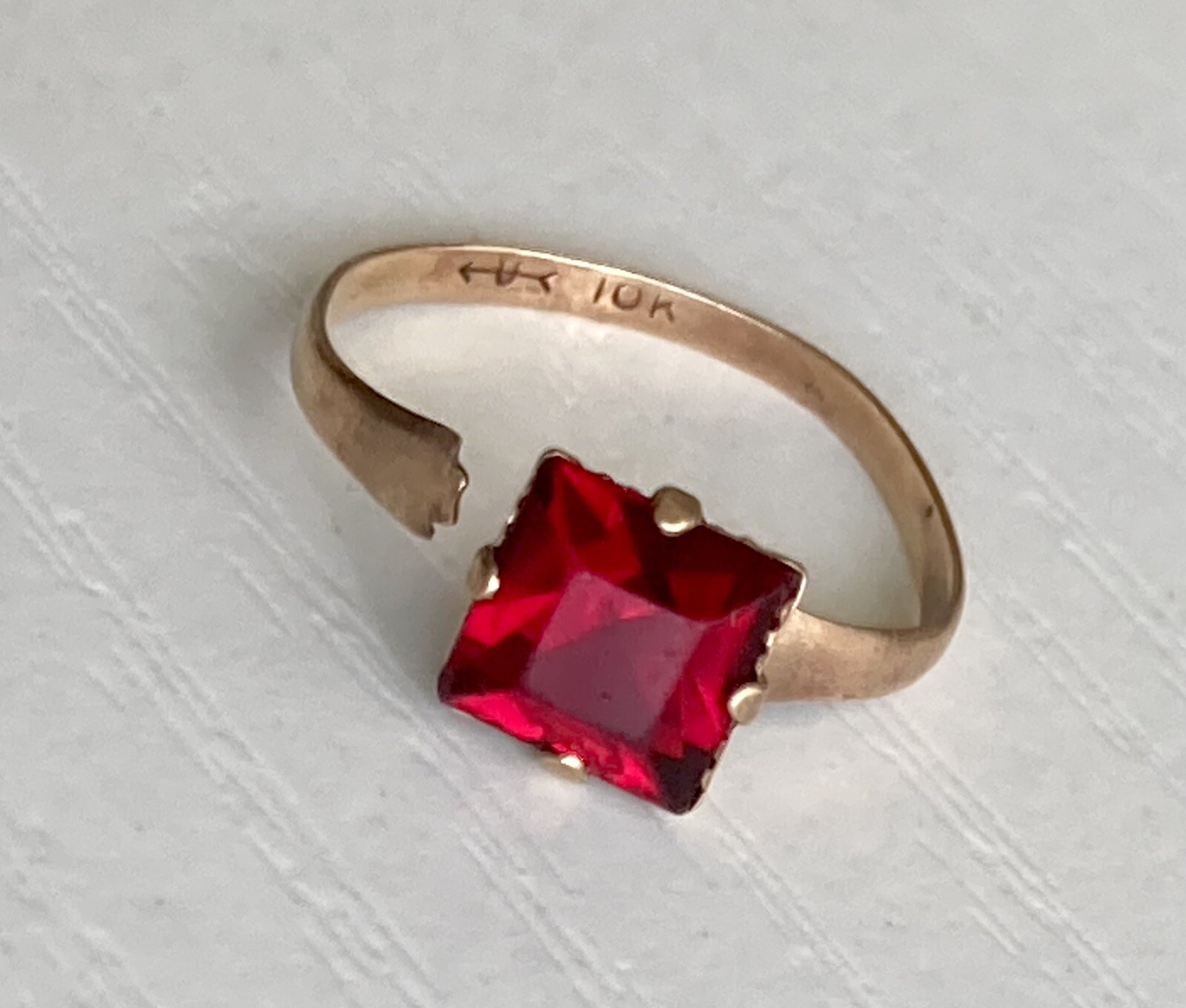 10k Yellow Gold Red Glass Ring Adjustable Band Size 4.75 Uncas Ladies Vintage