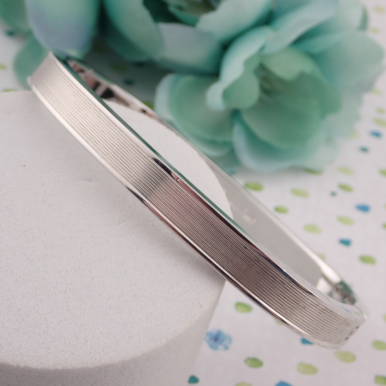 Vintage Monet Oblong Tension Close 6 1/2″ Hinged Silver Tone Bangle Bracelet