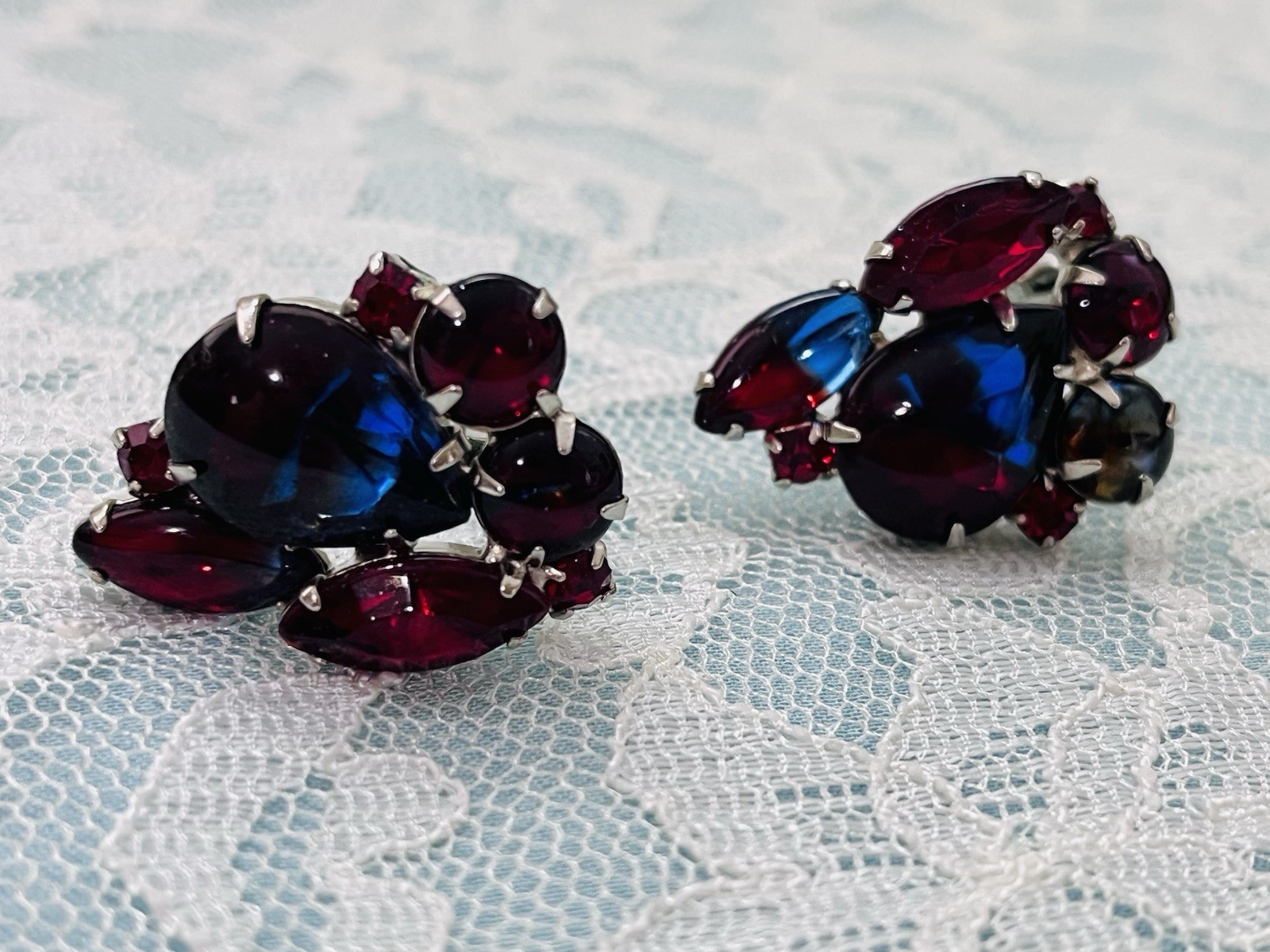 VINTAGE GOLD-TONE RUBY RED IRIDESCENT RHINESTONE LINK BRACELET & CLIP EARRINGS