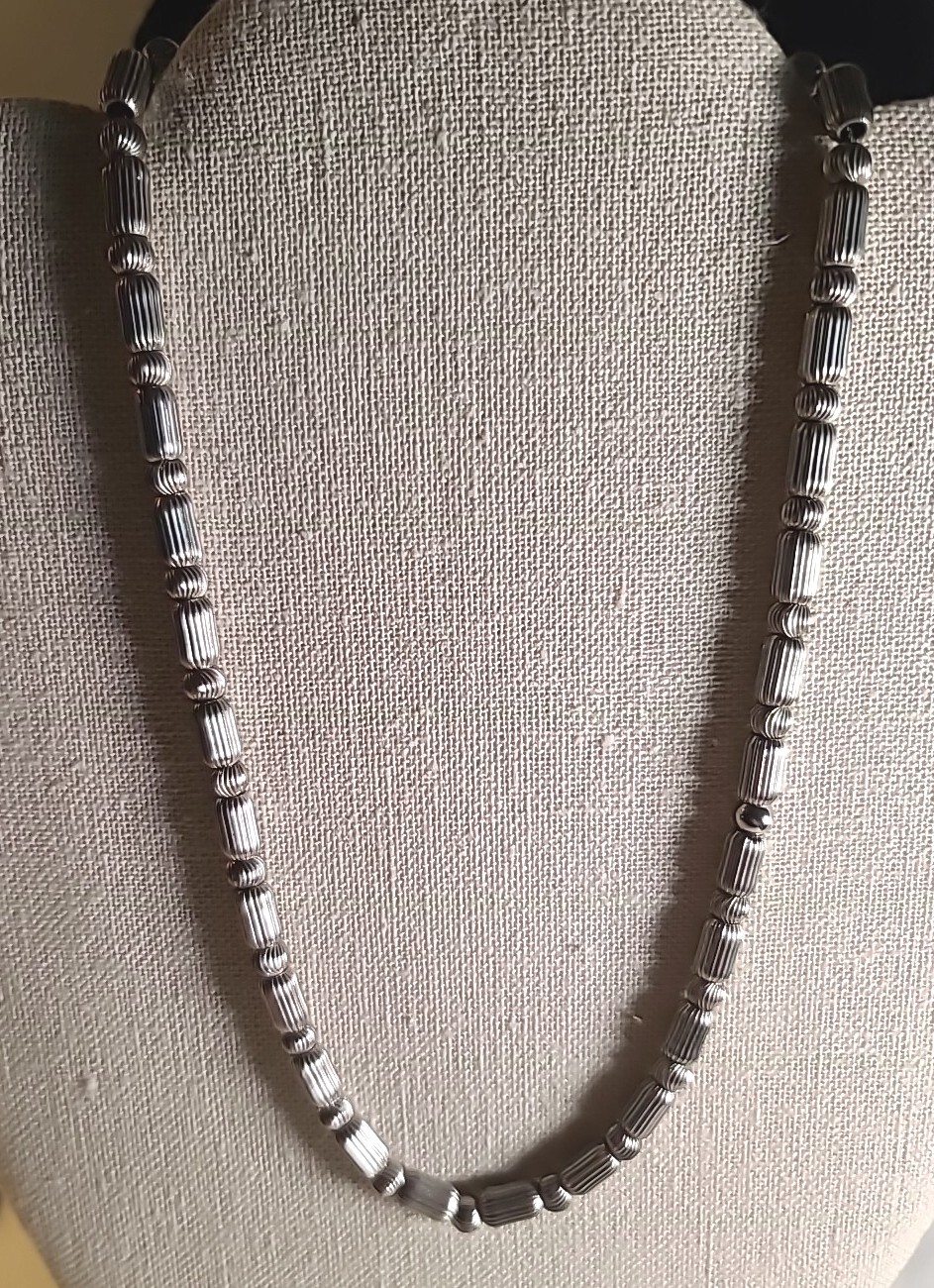 Vintage Textured Silver-tone Metal Beads 18″ On Chain Necklace