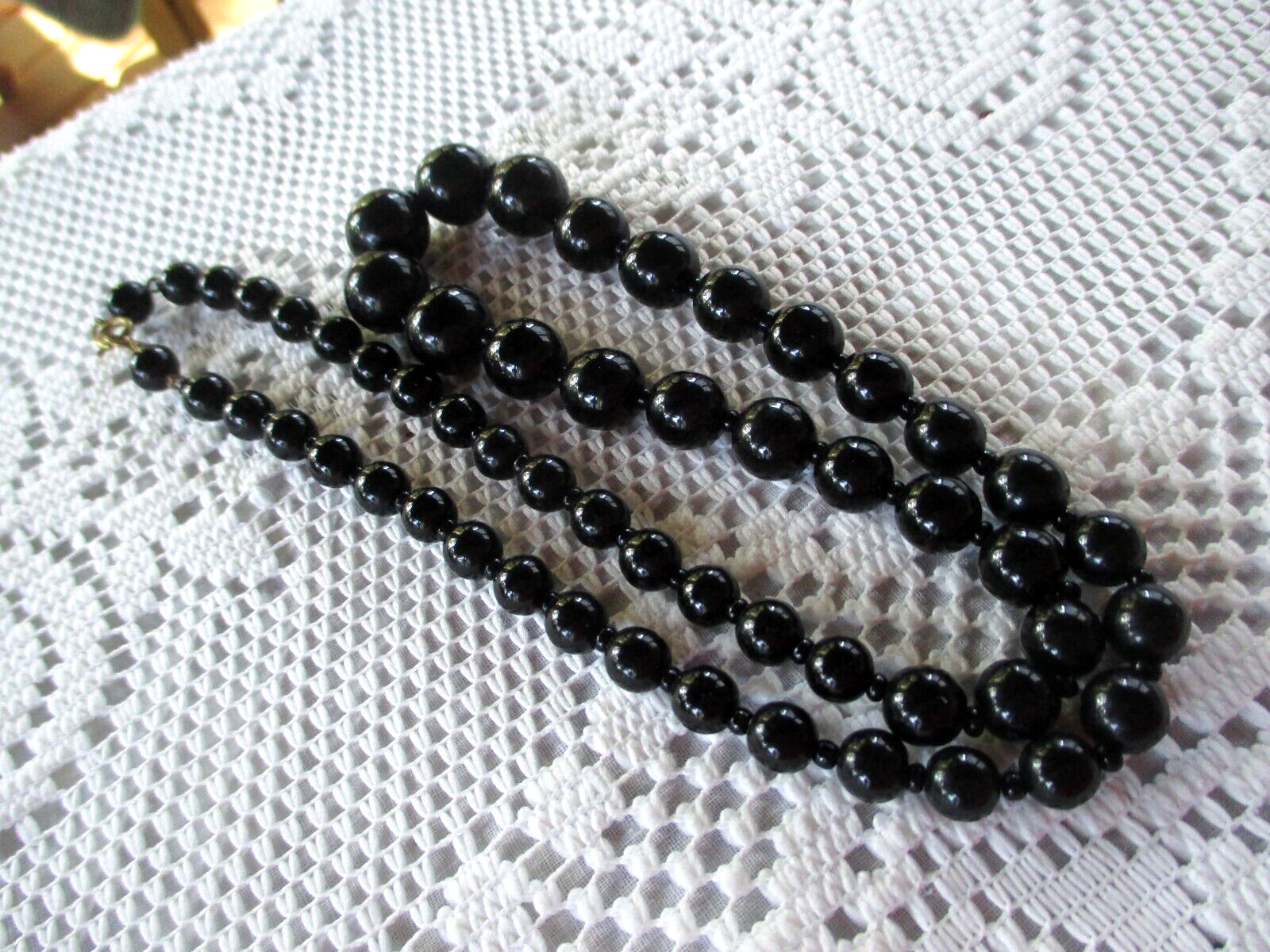 SINGLE 24″ STRAND INDIVIDUALLY HAND KNOT GRADUATED BLACK GLASS BEADS VINTAGE USA