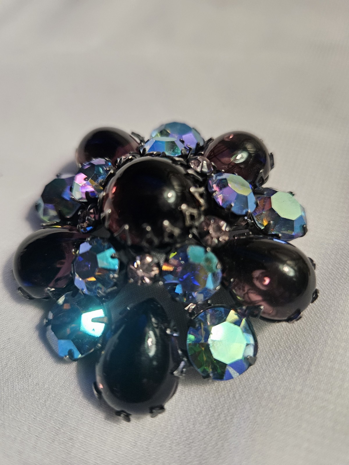 1950s VINTAGE REGENCY MID-CENTURY BLUE/PURPLE GIVRE GLASS DOMED BROOCH