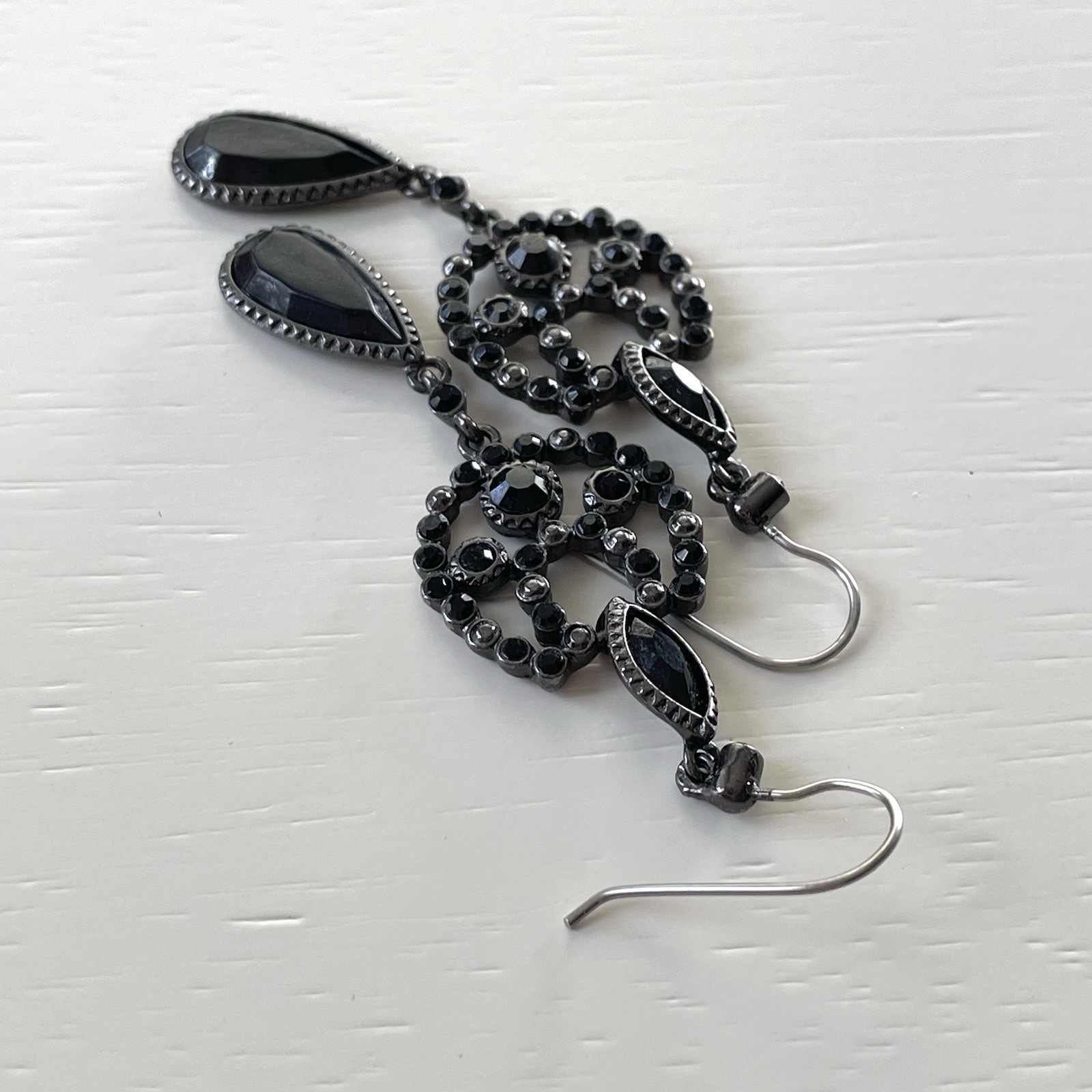 Vintage silvertone & black faceted plastic/acrylic stone dangle earrings goth