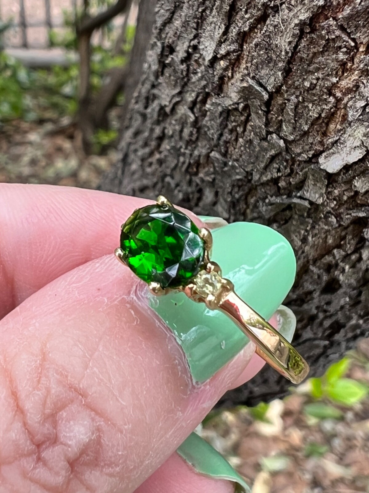 VINTAGE 14K GOLD OVAL EAST WEST SET DESIGN DIOPSIDE VIVID GREEN TOURMALINE RING