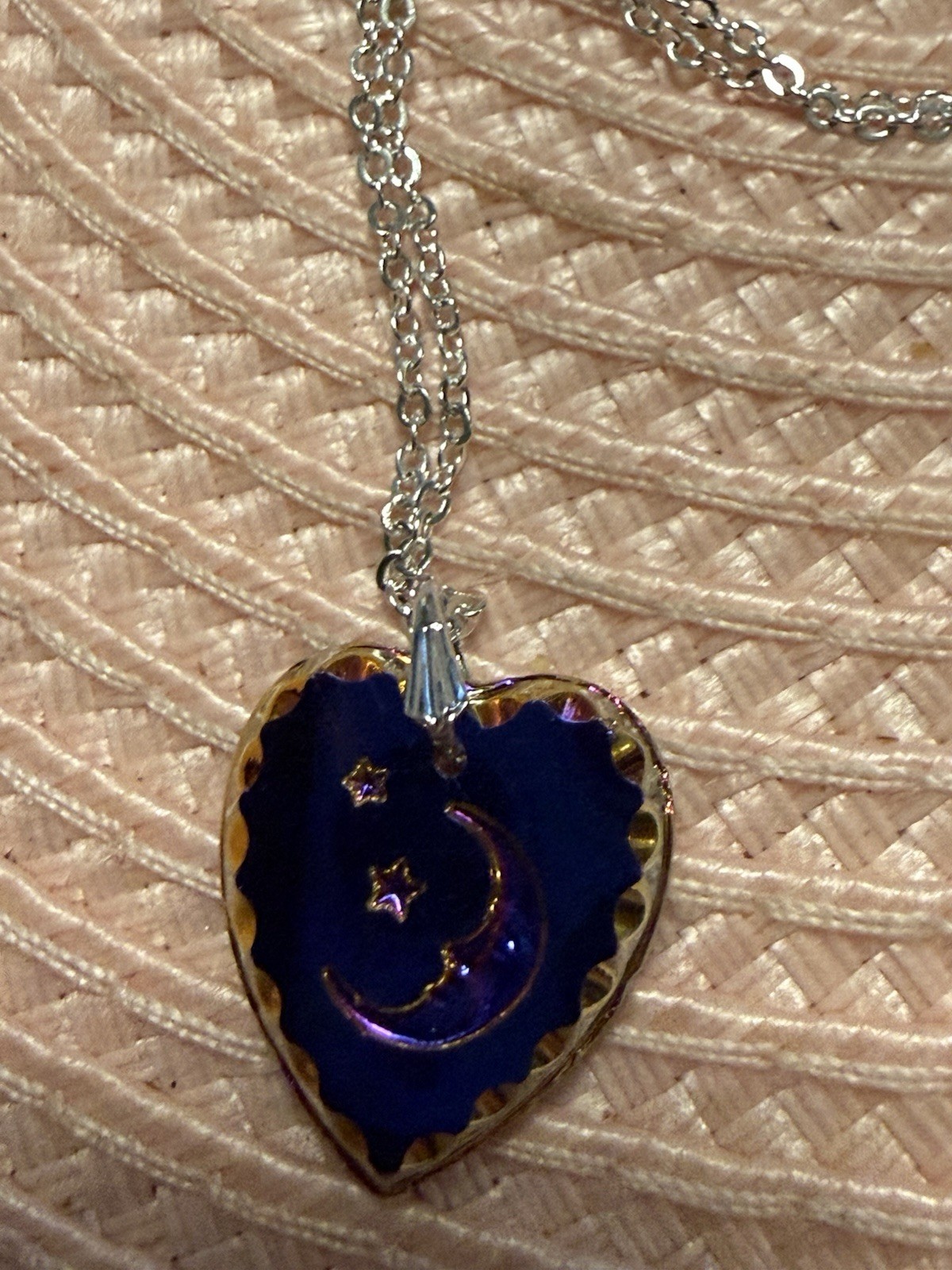VTG 3/4” MOON ETCHED IN GLASS HEART PENDANT ON 18” SILVERTONE CHAIN