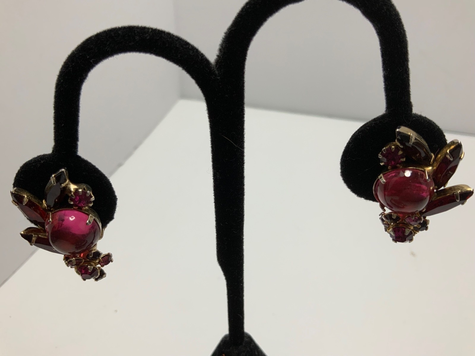 BEAUTIFUL VTG RED,PINK,FUCHSIA GLASS CABOCHON RHINESTONE BROOCH AND EARRINGS SET