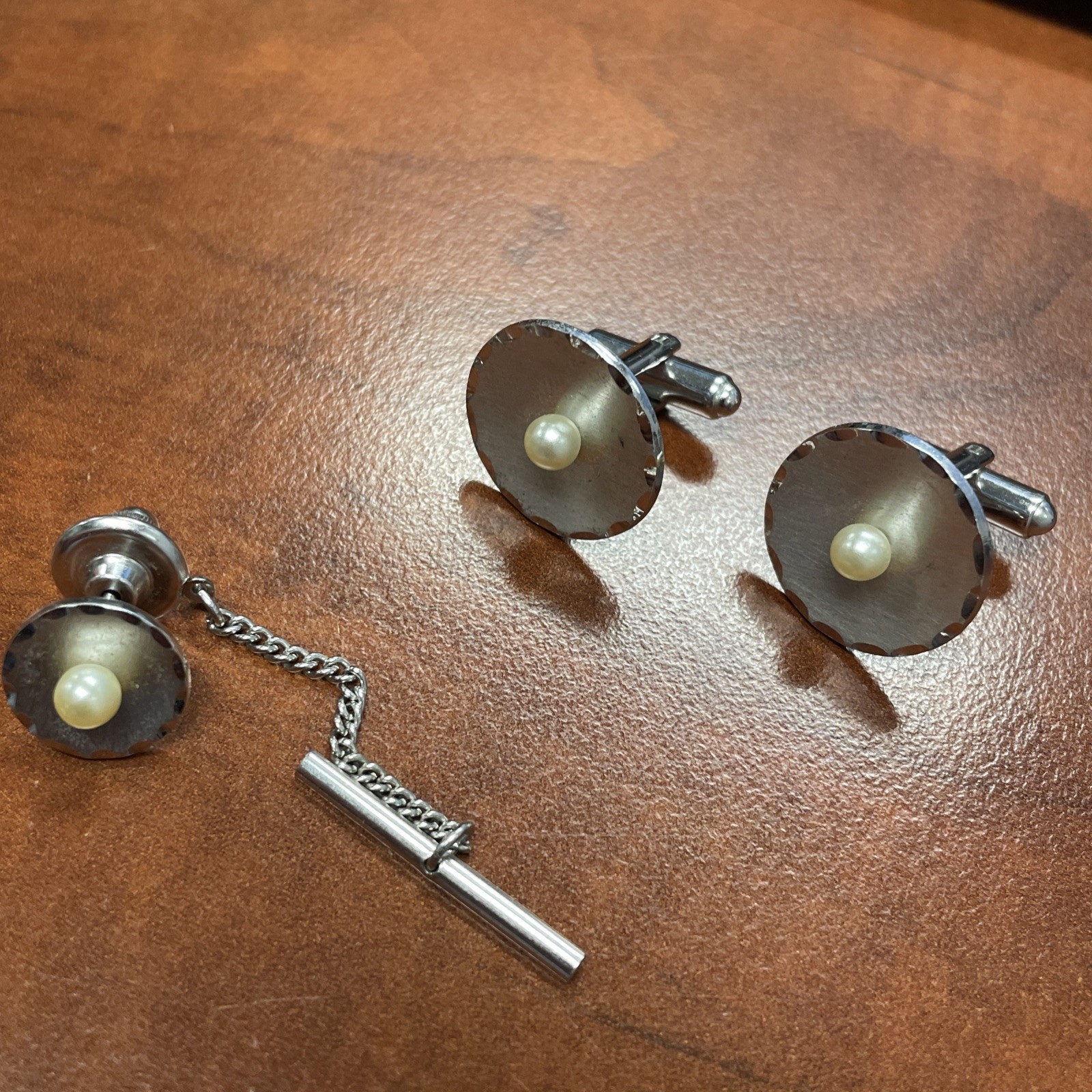 Vintage Flex Let Silver Tone Faux Pearl Fancy Cuff-links Tie Clip Chain Set USA