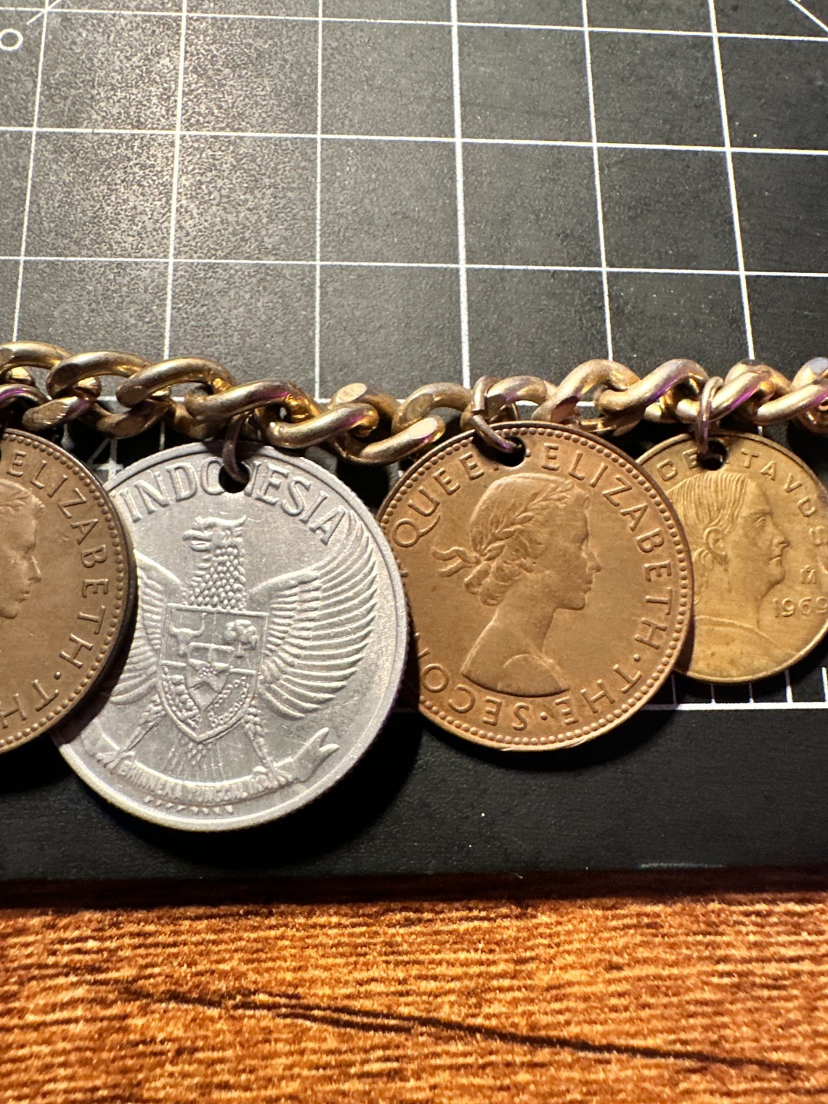 Vintage International Coin Charms Bracelet Gold Tone World Coins – 8″