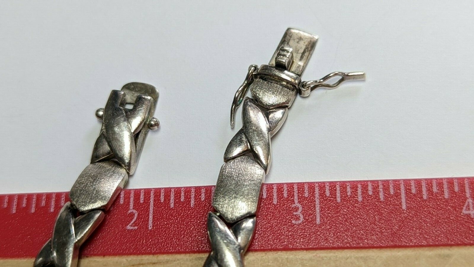 VINTAGE HUGS & KISSES STERLING SILVER BRACELET SIGNED FAS 925 ABOUT 7 1/2″ LONG