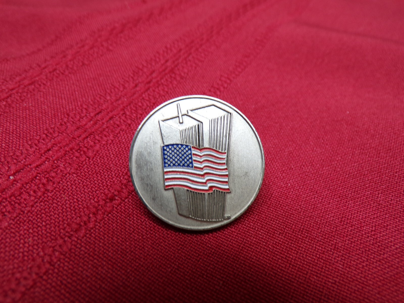 VINTAGE TWIN TOWERS NEW YORK AMERICAN ENAMEL FLAG ON PEWTER METAL PIN BROOCH