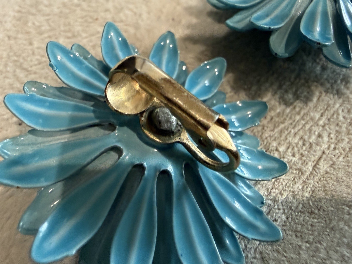 VINTAGE BLUE ENAMEL METAL DAISY FLOWER POWER CLIP-ON EARRINGS