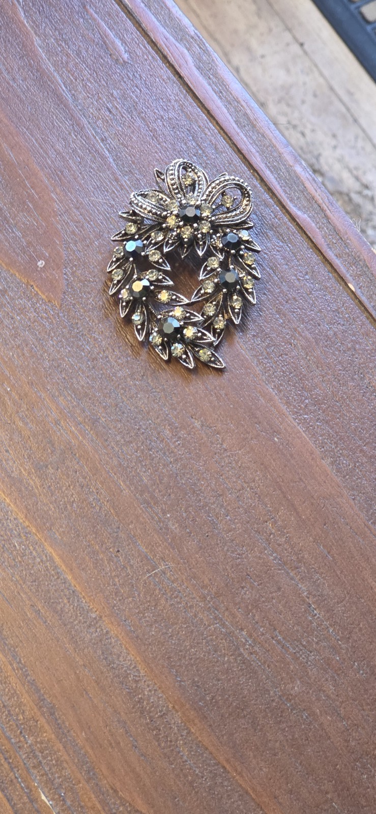 Vintage Juliana DeLizza Elster Wreath Brooch Smoky Gray Clear Rhinestone Pin DE