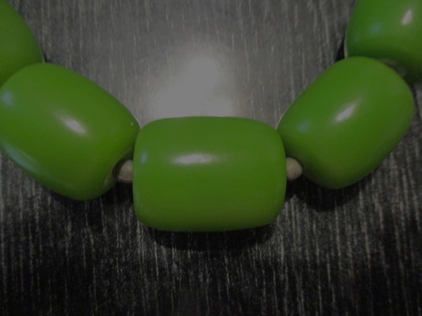 Vtg Chunky Green Apple Graduated Barrel Hand Crafted Hard Plastic Bead Necklace