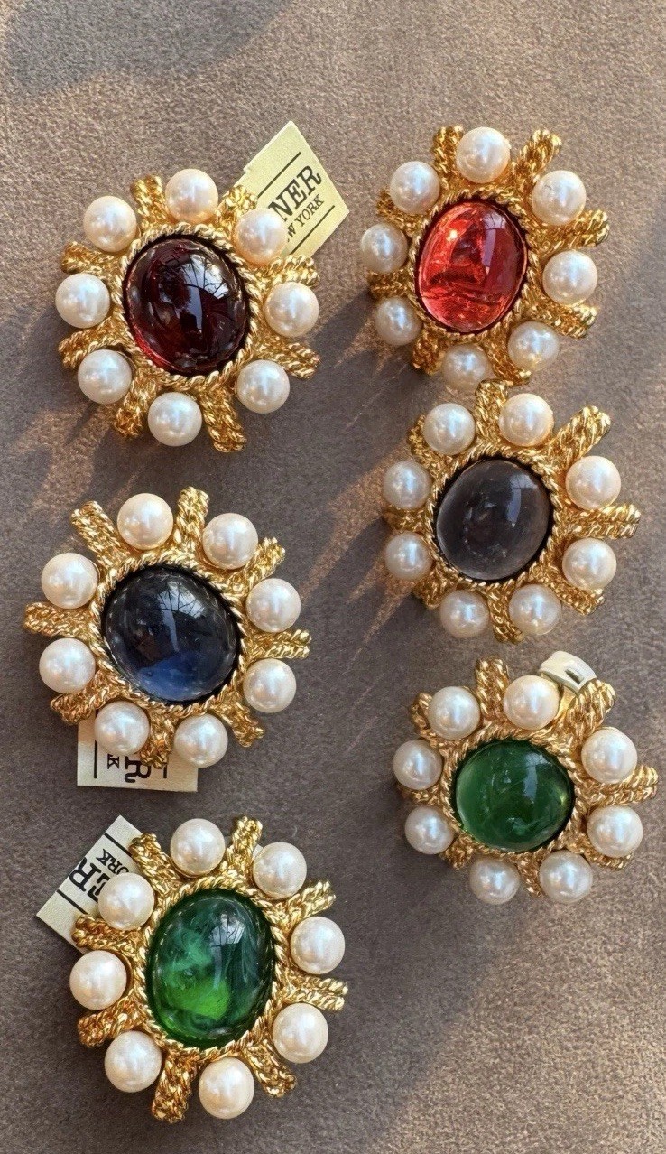 Vintage NOS Ciner Emerald Gripoix Glass Cabochon & Japanese Pearl Clip Earrings!
